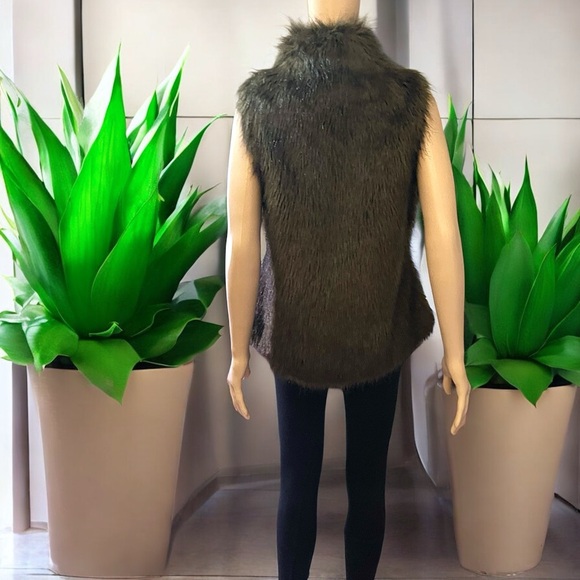 Kenar Women’s Brown Faux Fur Vest - Picture 12 of 16